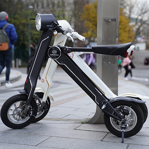 The Cruzaa PRO Electric Scooter - 45km Range & 35kmh Top Speed Cruzaa Built in Bluetooth & Speakers +USB - Carbon Black