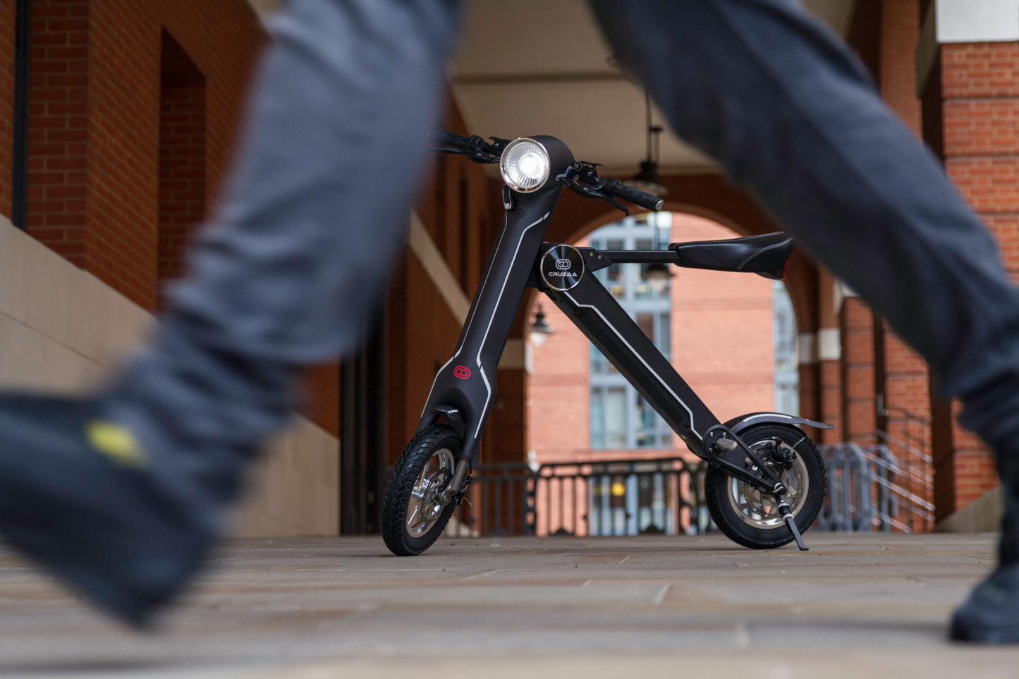 The Cruzaa PRO Electric Scooter - 45km Range & 35kmh Top Speed Cruzaa Built in Bluetooth & Speakers +USB - Carbon Black